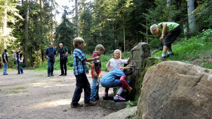 September 2011 Der „Sibylle-Brunnen“ führt wieder Wasser und das Gelände ist hergerichtet. Mit einem kleinen Fest wird der Brunnen der Öffentlichkeit zurückgegeben. (Aufn.: al)