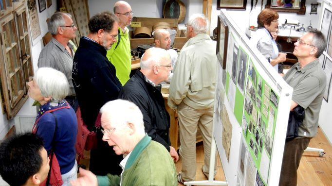 Juli 2012 Da die BA sich regelmäßig für die Teilorte interessiert, besucht sie auch das Dorfmuseum Dietersweiler und besieht eine Ausstellung über die Auswanderung von Dietersweiler Bürgern. (Aufn.: al)