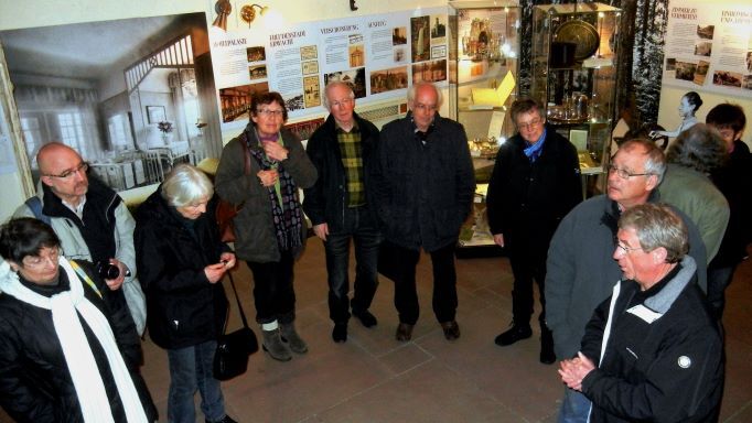 Februar 2013 Die BA besucht das Stadtmuseum im Stadthaus und widmet sich den heimatkundlichen Ausstellungen. Alt-OB Erwin Reichert (rechts vorne) erläutert die Exponate. (Aufn.: al)
