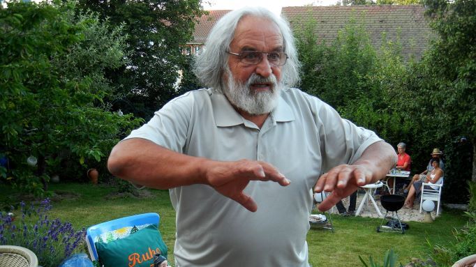 18. Juli 2014 Nach seinem Ausscheiden aus dem Gemeinderat erhält Walter Trefz beim Sommerfest der BA im Garten von Ruth und Werner Maurer einen „Ruhesitz“. (Aufn.: al)