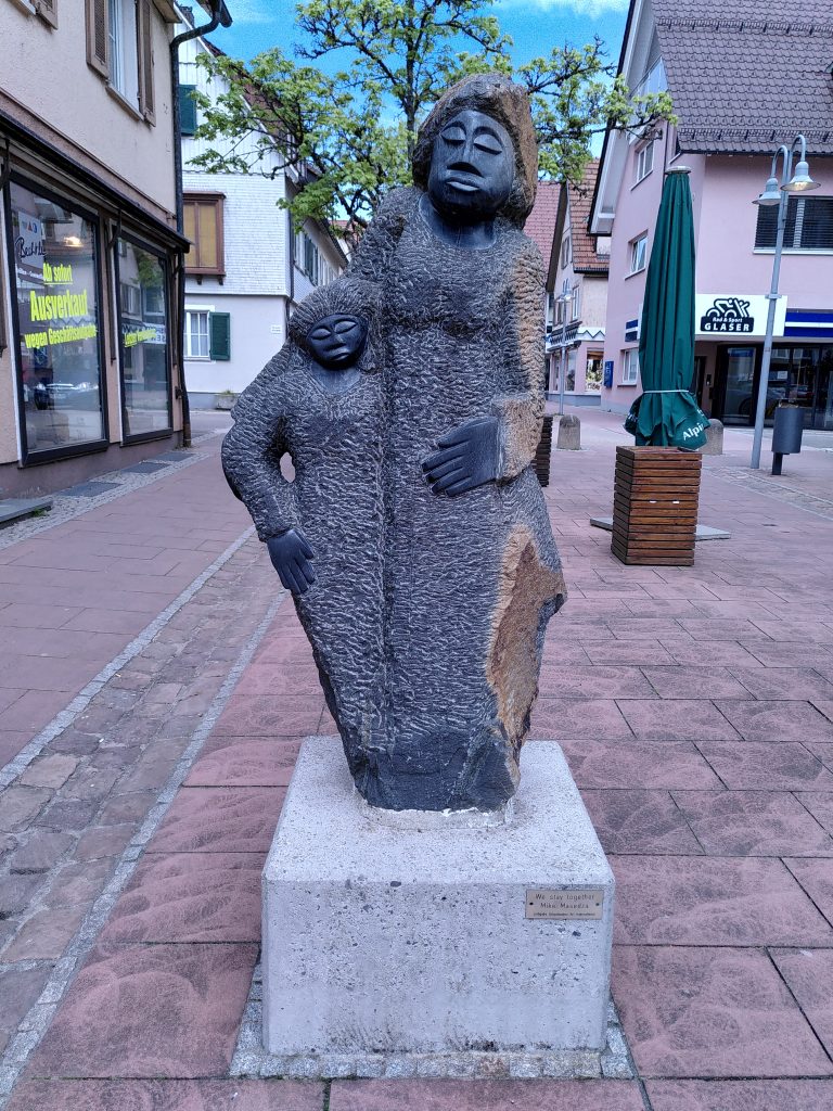 Skulptur "We stay together" von Mike Masedza in der Forststraße